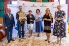 Radne województwa pozują do wspólnego zdjęcia z laureatem nagrody