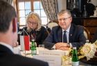 Marszałek Małopolski Witold Kozłowski prowadzi rozmowę z mężczyzną siedzącym na przeciwko. 