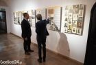 Douglas Emhoff w Galerii Sztuki Dwór Karwacjanów w Gorlicach podczas oglądania wystawy, która dokumentuje historię społeczności żydowskiej zamieszkującej miasto Gorlice