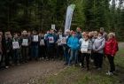 Grupa sprzątających na tle bannerów z napisem "EkoMałopolska"