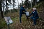 Uczestnicy akcji wbijają w ziemię znaki zachęcające do troski o środowisko