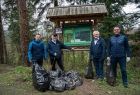 Ochotnicy, wśród nich Józef Gawron, z workami zebranych śmieci