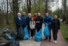 Uczestnicy akcji pozują do zdjęcia z workami zebranych śmieci