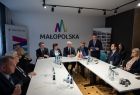 Grupa osób przy stole konferencyjnym.
