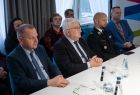 Mężczyźni przy stole konferencyjnym.