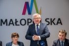Przemówienie wicemarszałka Józefa Gawrona. W tle napis Małopolska.