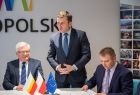 Przemówienie wiceprzewodniczącego Wojciecha Skrucha. Po jego bokach siedzą wicemarszałek Józef Gawron i dyrektor Roman Wcisło.