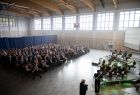 Widok na aule szkolna wypełnioną zaproszonymi gośćmi oraz samorządowcami.