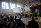 Widok na aule szkolna wypełnioną zaproszonymi gośćmi oraz samorządowcami.