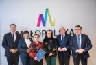Dwie kobiety z umową w dłoni z przedstawicielami Sejmiku.