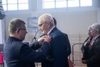 Marszałek Witold Kozłowski w trakcie wręczania odznaczeń.