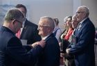 Marszałek Witold Kozłowski w trakcie wręczania odznaczeń. Marszałek przypina Krzyż małopolski wicestaroście Antoniemu Koszykowi. 
