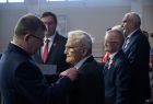 Marszałek Witold Kozłowski w trakcie wręczania odznaczeń.