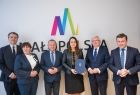 Dyrektor Anna Glixelli ze starostą dąbrowskim i przedstawicielami Sejmiku.