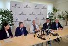 Od lewej: dyrektor Anna Czech, marszałek Witold Kozłowski, profesor Andrzej Maciejczak, wicemarszałek Łukasz Smółka i wicemarszałek Józef Gawron przy stole konferencyjnym.