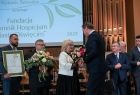 przedstawiciele Fundacji „Pomnik – Hospicjum Miastu Oświęcim” otrzymują nagrodę