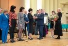 marszałek Witold Kozłowski wręcza nagrodę wraz z przedstawicielami samorządu województwa