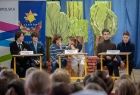 Dwuosobowe zespoły przy stolikach podczas turnieju