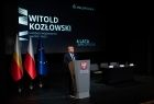 Widok od boku na scenę i mównice przy której przemawia Marszałek Witold Kozłowski. 