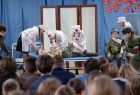 Dzieci odgrywają scenkę o tematyce patriotycznej