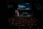 Widok z balkonu na wprost. Na zdjęciu widać widownie oraz scenę na której ustawiono stół, przy której siedzą specjaliści ds. Funduszy Unijnych. 