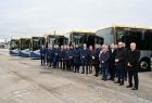 oficjele - wraz z wicemarszałkiem Łukaszem Smółką - na tle autobusów