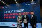 Przedstawiciel gminy odbiera certyfikat