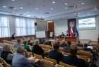 Widok na samorządowców uczestniczących w obradach Forum