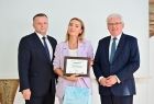 Laureatka pozuje do zdjęcia z wicemarszałkiem i dyrektorem WUP