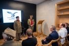 Adam Zaleski prezes TG Sokół oraz prezes honorowy Franciszek Marduła w tle prezentacja o Sokole