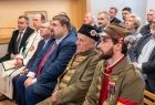 Zbliżenie na siedzących zaproszonych gości, po środku Witold Kozłowski marszałek Małopolski, po prawej poseł Patryk Wicher