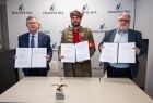 podpisanie listu intencyjnego pierwszy z lewej marszałek Małopolski Witold Kozłowski - sygnatariusze prezentują podpisany dokument