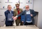 sygnatariusze listu prezentują podpisany dokument, pierwszy z lewej marszałek Małopolski Witold Kozłowski