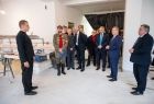 widok na wyremontowane pomieszczenie budynku Sokoła w Zakopanem - pomieszczenia w trakcie adaptacji - po środku oglądający inwestycję marszałek Małopolski Witold Kozłowski 