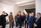 widok na wyremontowane pomieszczenie budynku Sokoła w Zakopanem - pomieszczenia w trakcie adaptacji - po środku oglądający inwestycję marszałek Małopolski Witold Kozłowski 