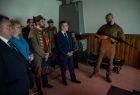 widok na wyremontowane pomieszczenie budynku Sokoła w Zakopanem -gotowa, nowoczesna strzelnica - po środku oglądający inwestycję marszałek Małopolski Witold Kozłowski 