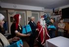 Święty Mikołaj i Józef Gawron rozdają prezenty dzieciom