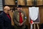 widok na zasłonięty jeszcze prezent od Piotra Bąka starosty tatrzańskiego dla TG Sokół