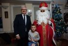 Święty Mikołaj i Józef Gawron rozdają prezenty dzieciom