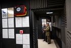 widok na wnętrza pomieszczeń strzelnicy, na pierwszym planie instrukcje o zasadach korzystania z obiektu
