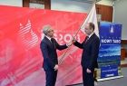 Burmistrz Nowego Targu Grzegorz Watycha odbiera flagę Igrzysk Europejskich
