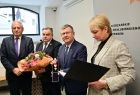 zdjęcie wspólne zaproszonych gości podczas otwarcia Gmachu Głównego Muzeum Tatrzańskiego - po środku marszałek Małopolski Witold Kozłowski prezentujący odznaczenie Samorządu