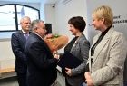 Marszałek Małopolski Witold Kozłowski przekazuje odznaczenie Samorządu Annie Wende-Surmiak byłej dyrektor Muzeum Tatrzańskiego