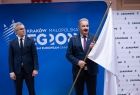 Marcin Nowak prezes Igrzysk Europejskich przekazuje flagę burmistrzowi Zakopanego Leszkowi Doruli. 