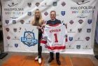 Rafał Stuglik trzyma w ręku koszulkę hokejową