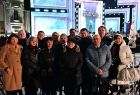 Zdjęcie grupowe. Przedstawiciele Sejmiku Województwa Małopolskiego przed sceną.
