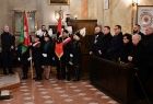 Dwa poczty sztandarowe w kościele. Obok przedstawiciele rządu.