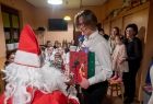 św. Mikołaj wręcza prezent dziecku