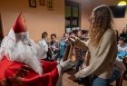 św. Mikołaj wręcza prezent dziecku