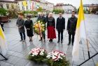 Delegacja samorządu wojewódzkiego stoi przed pomnikiem